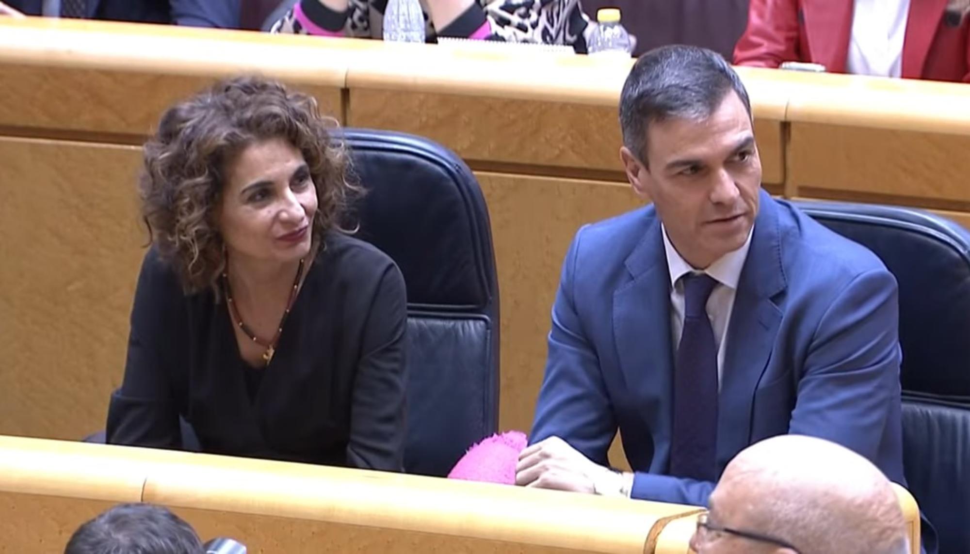Pedro Sánchez y María Jesús Montero. Senado